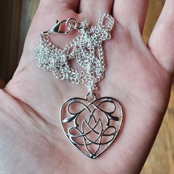 NWOT Silver Celtic Knot Heart Necklace - Picture 3 of 9
